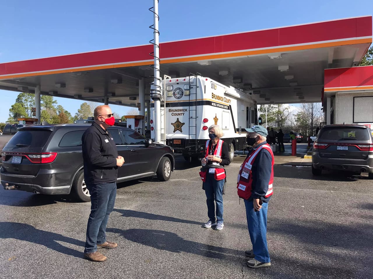 Si necesita asistencia llame al Servicio de Emergencias del condado de Brunswick al (910) 253-5383. 
<a href="https://www.univision.com/local/north-carolina-wuvc/tornado-golpea-la-costa-de-carolina-del-norte-deja-3-muertos-y-10-heridos">Vea aquí el reportaje ampliado.</a>