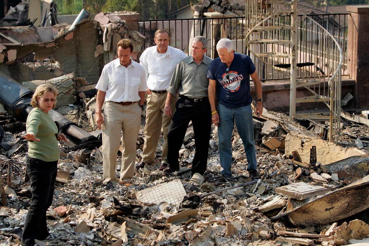 Como gobernador de California, a Schwarzenegger le tocó recorrer en 2007 con el entonces presidente George W. Bush los restos de los incendios en Rancho Bernardo, Condado de San Diego.
