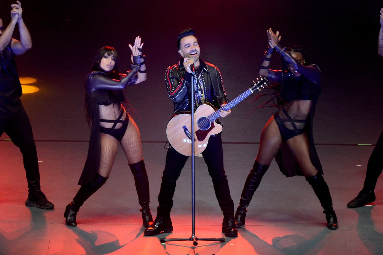 En dicha categoría también están presentes 
<b>Reik y Maluma</b> con el tema 'Amigos con Derechos'; 
<b>Karol G y Maluma</b> con "Créeme"; 
<b> Luis Fonsi, Sebastián Yatra y Nicky Jam</b> con 'Date la Vuelta'; y 
<b>Luis Fonsi</b> repite con el tema 'Imposible'.