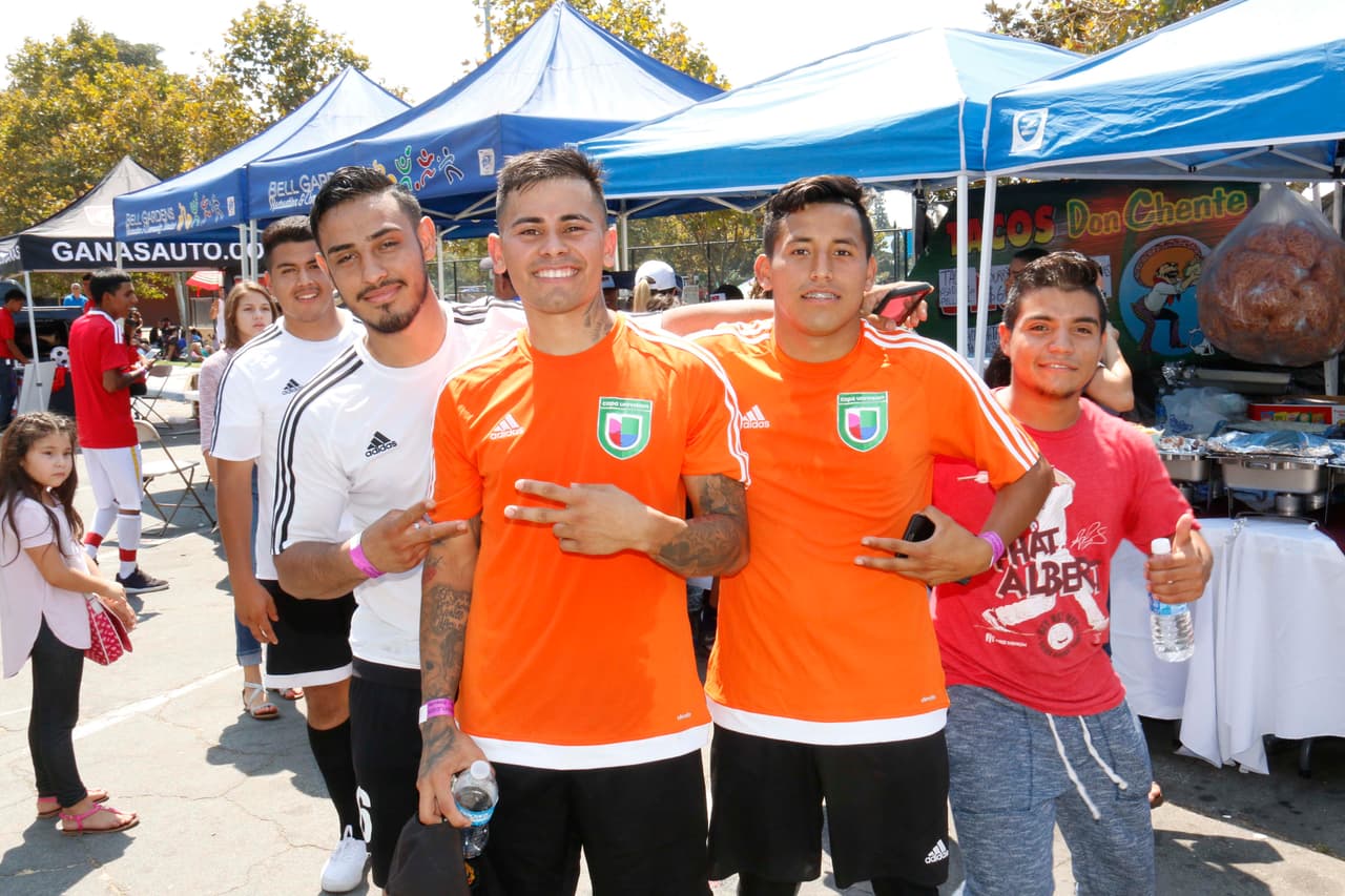 Jugadores se tomaron un breve receso de la competencia deportiva.