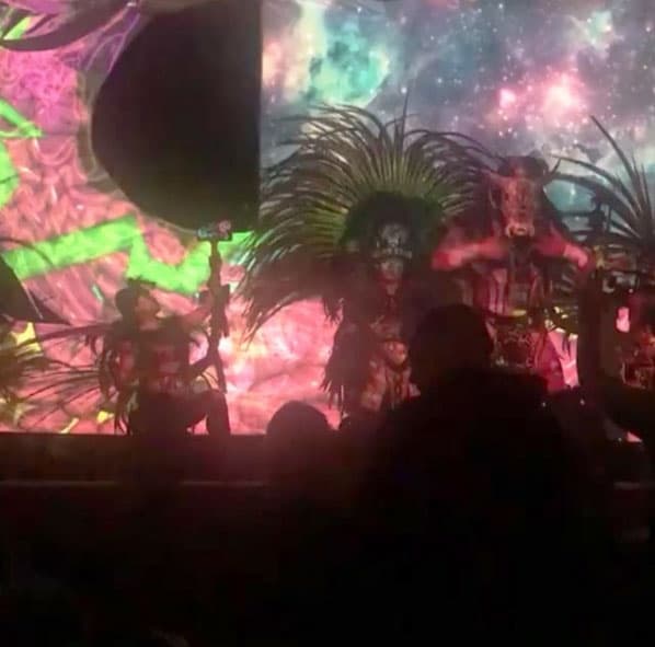 <b><a href="https://www.univision.com/novelas/caer-en-tentacion/que-hay-en-el-bolso-de-adriana-louvier-ella-te-lo-muestra-video">Adriana y Guto </a></b>fueron invitados a la presentación de un hotel que se inaugurará en el caribe mexicano.