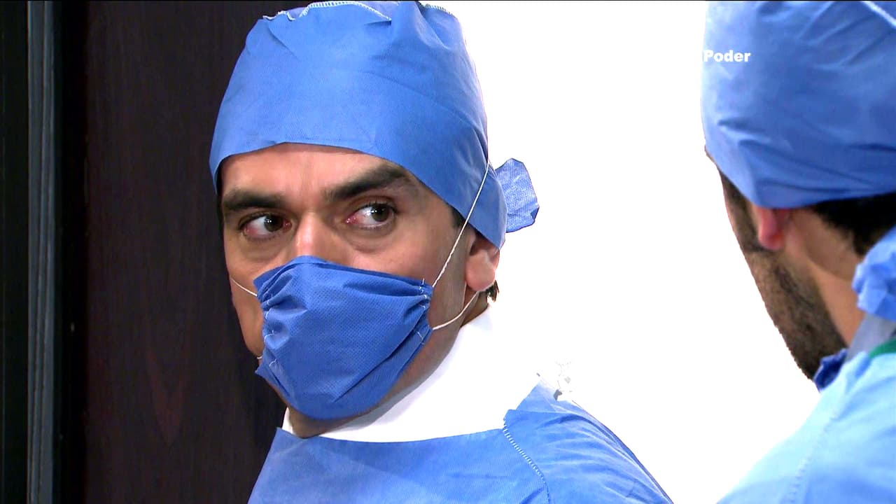 Y tú Arturo, ¡no te das por vencido! Quieres estar cerca de Julia a como dé lugar.