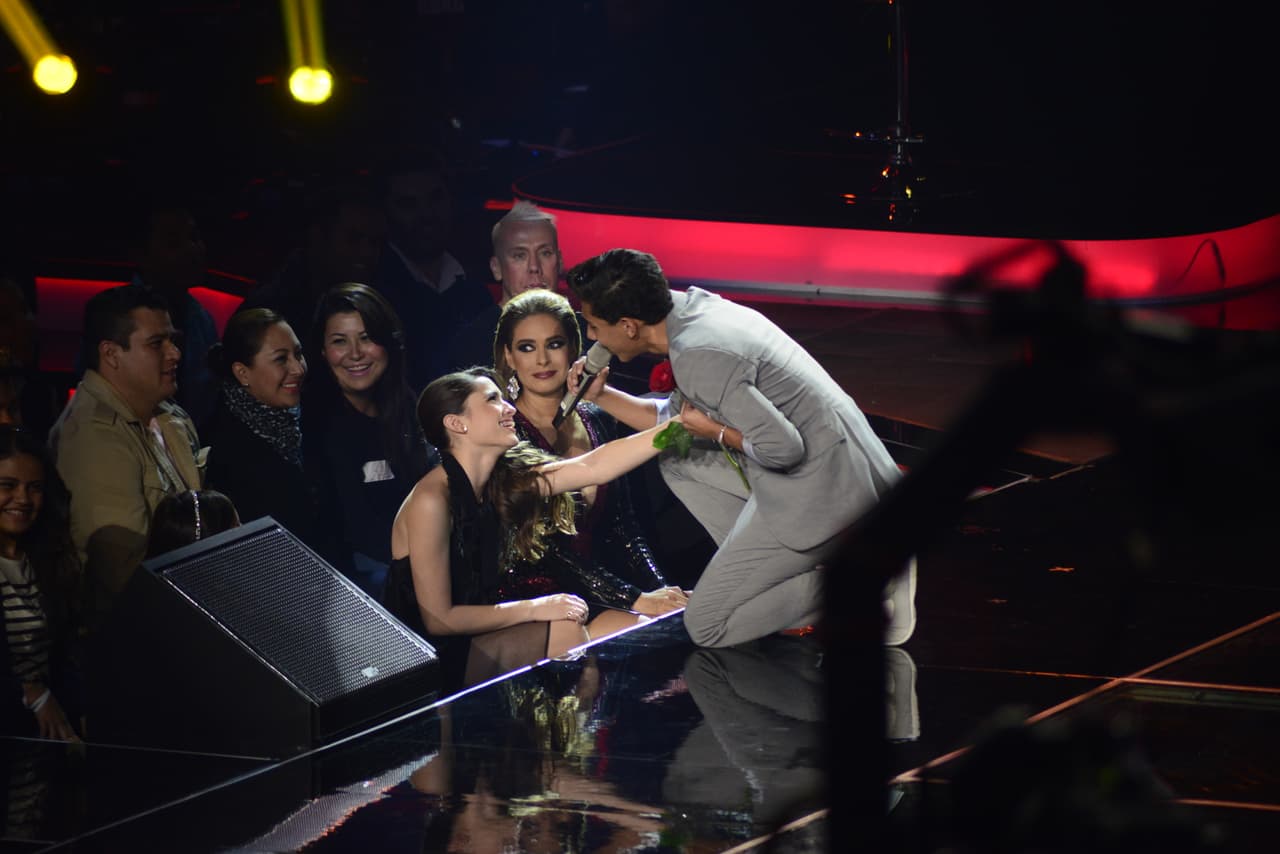 Franco se acercó a ella y le cantó muy cerquita, mirándola siempre fijamente a los ojos.