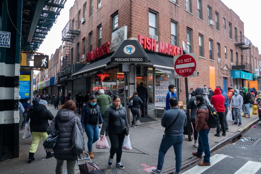 <b>Nueva York</b> es la ciudad con más infectados en EEUU, pero eso no fue problema para docenas de personas que salieron a comprar pescado, este Viernes Santo.