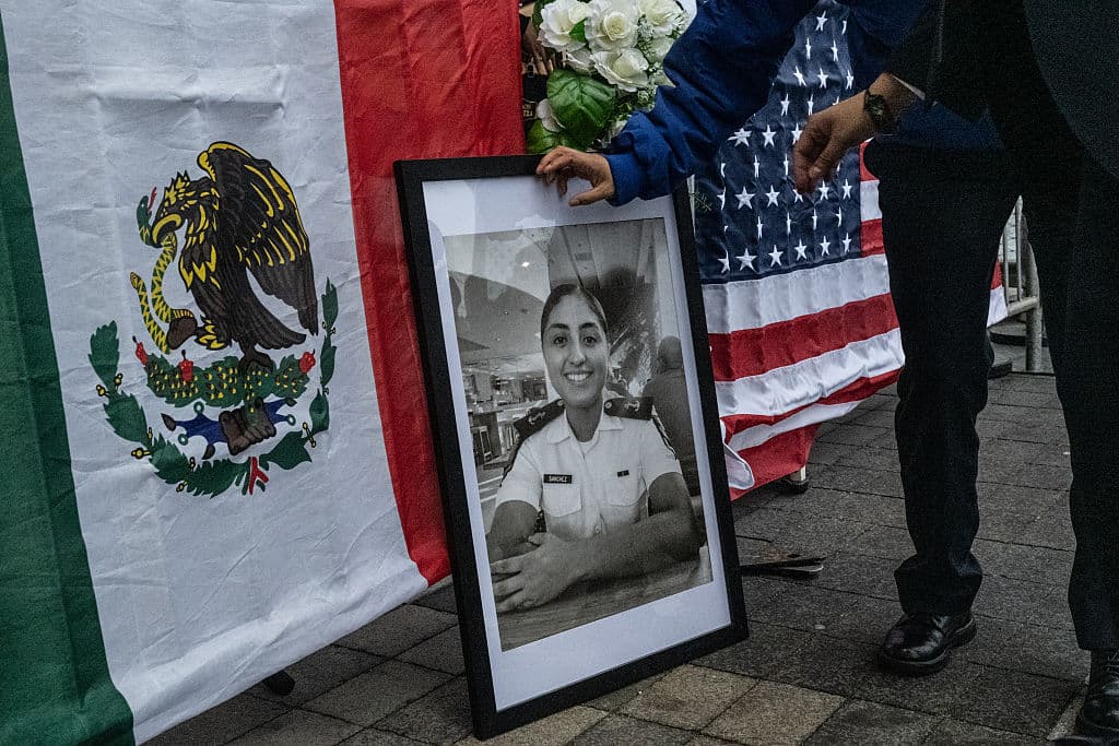 Una participante peruana, Elsa Samaniego, expresó: "Me solidarizo con este incidente que ha pasado con estos dos jóvenes llenos de luz, llenos de esperanza, llenos de futuro".