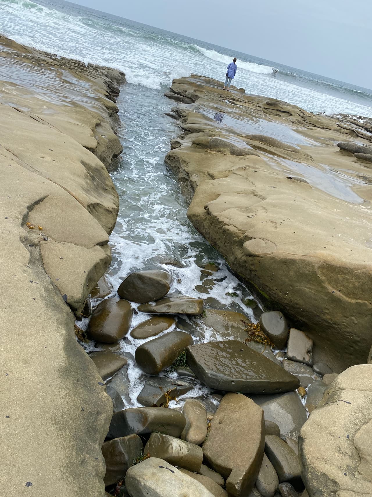 Los canales formados por la corriente marina te fascinarán por las delineadas formaciones naturales que reciben a las olas y luego regresan el agua en una especie de cascada de mar.
