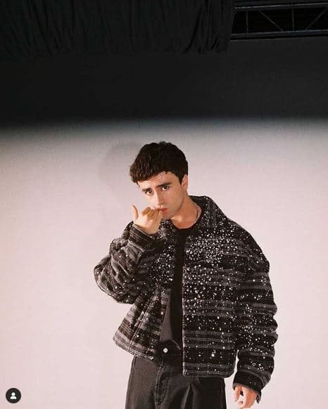 Sin embargo, el histrión que le da vida en la ficción es Itzan Escamilla, quien tiene 24 años y sumará uno más el 31 de octubre (así es, en Halloween).