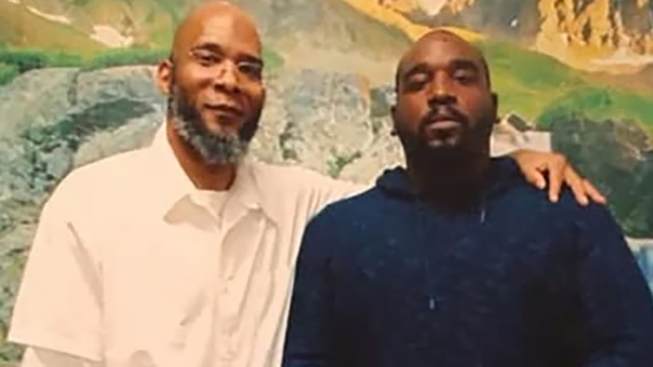 Marcellus “Sadir” Williams Jr. con su padre Marcellus “Khaliifah” Williams durante una visita en el Centro Correccional de Potosi en 2020.