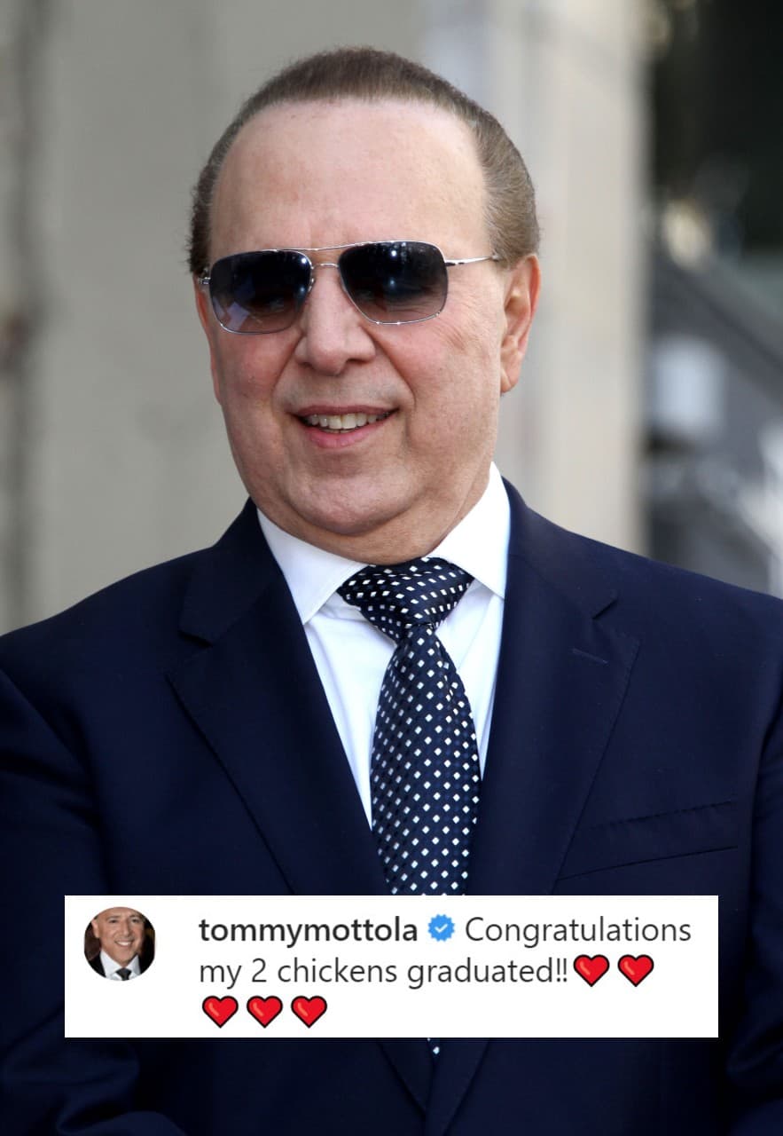 Por su parte, Tommy Mottola comentó la publicación de su famosa esposa para celebrar a sus hijos: "
<b>Felicidades a mis dos pollos graduados</b>".
<br>
