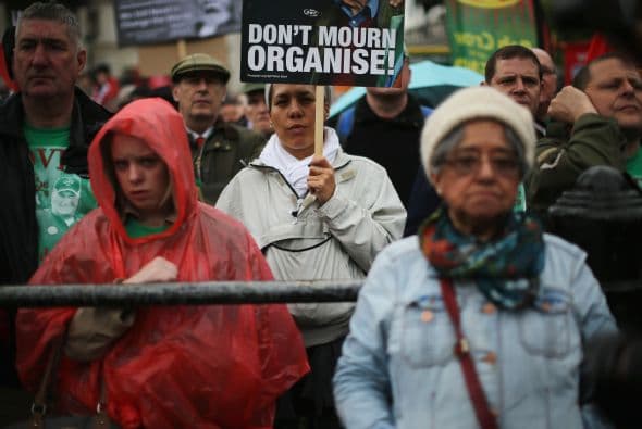 Los manifestantes aprovecharon para rechazar la polìtica de detenciones en Gran Bretaña.
