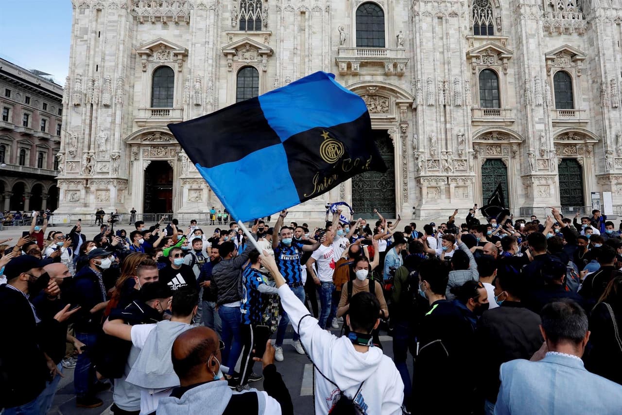 El equipo 'nerazzurri' obtuvo su decimonoveno título liguero en la historia del club y fanáticos celebran en la plaza Duommo.