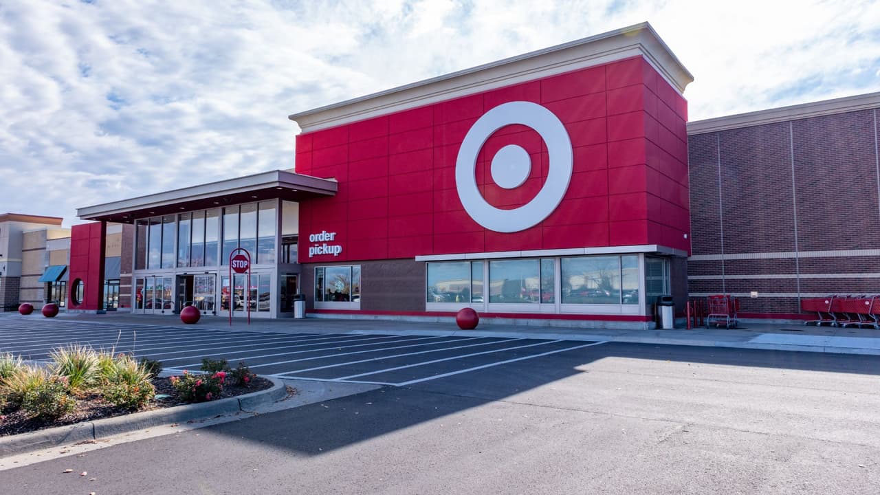 <h3 class="cms-H3-H3">Esto no solo le pasa a Kroger </h3>
<br>El cierre de supermercados no es nuevo. En los últimos meses: 
<br>
<b>Walmart cerró varias tiendas</b> en Dallas, Austin y El Paso. 
<br>
<b>CVS anunció el cierre</b> de cientos de farmacias.
<br>
<b>Target también ha cerrado tiendas </b>con bajo rendimiento. 
<br>Todo esto refleja los cambios en los hábitos de consumo, y cómo muchas grandes cadenas están reestructurando sus operaciones 
<b>para sobrevivir en un mercado más competitivo.</b>