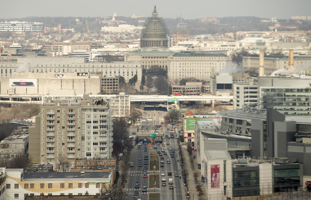 <b>Puesto 12. Washington DC.</b>
<br>
<br>Puntuación total: 55.16.
<br>
<br>Fuerza laboral inmigrante: puesto 14.
<br>
<br>Contribución socioeconómica: puesto 23.
<br>
<br>Ganancia de cerebros e innovadores: puesto 12.
<br>
<br>Cantidad de estudiantes internacionales: puesto 1.
<br>
<br>La investigación encontró que los estados con el porcentaje más alto de adultos inmigrantes con una licenciatura universitaria o un título más avanzado son Washington DC, Vermont, Virginia Occidental, Ohio y Maryland.