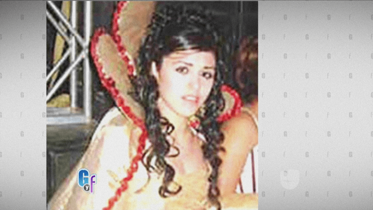 La joven organizó una fiesta para fomentar el apoyo para su coronación en el certamen de belleza de Canelas en 2007. A esa celebración llegaría con sus guardaespaldas 
<a href="https://www.univision.com/noticias/narcotrafico/termina-el-juicio-del-siglo-el-chapo-guzman-es-condenado-a-pasar-el-resto-de-su-vida-en-una-prision-de-maxima-seguridad">'El Chapo'</a>, quien entonces tenía 50 años. 
<br>
<br>Coronel resultó ganadora del concurso y el narcotraficante anunció que se casaría con ella. La boda fue también en Canelas, el mismo día que ella cumplió 18 años en 2007. 
<a href="https://www.univision.com/noticias/narcotrafico/emma-coronel-esposa-de-el-chapo-guzman-dio-a-luz-mellizas-en-california"><u>Coronel sería la tercera o cuarta esposa del narcotraficante</u></a>.
<br>