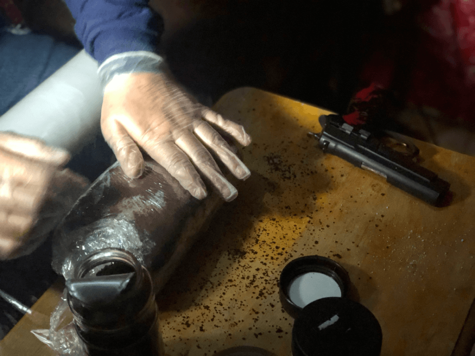 Más tarde colocan café para que los perros no detecten el olor a droga.