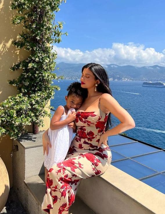 Kylie Jenner lució su curvilínea silueta con un entallado vestido nude con un estampado de flores rosas Dolce & Gabbana. Su hija Stormi la acompañó con un bello vestido blanco.