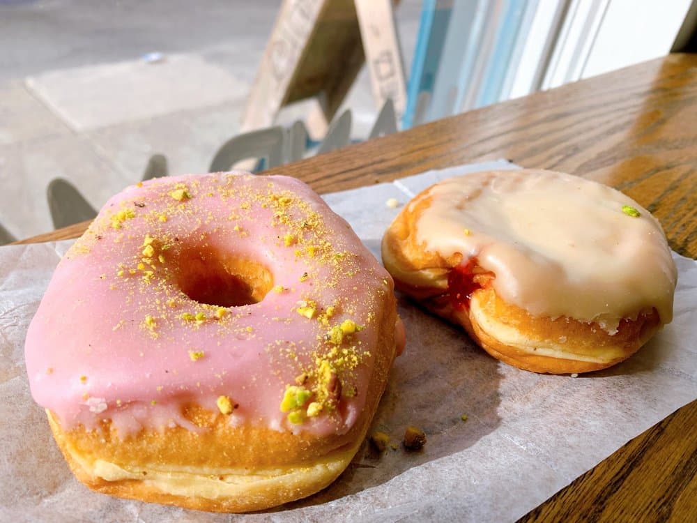 <b>Dottie's Donuts </b>
<br>Dirección: 509 S 6th St Philadelphia, PA 19147
<br>Teléfono: (267) 761-9447
<br>Sitio web: 
<a href="https://www.dotties.com">https://www.dotties.com</a> 
<br>
<b><a href="https://www.yelp.com/map/dotties-donuts-philadelphia-5">Cómo llegar</a></b>
<br>
<br>Según sus dueños: “nuestros sabores cambian a diario, pero a menudo usamos frutos secos como cobertura".