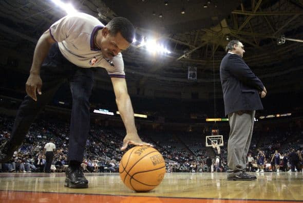 En el 2011 la NBA vivió un paro laboral de los basquetbolistas por las condiciones de trabajo y contractuales en que los tenían los equipos; tras un acuerdo laboral donde todas las partes salieron contentas los silbantes amagaron con hacer su propia huelga pidiendo mejoras también.