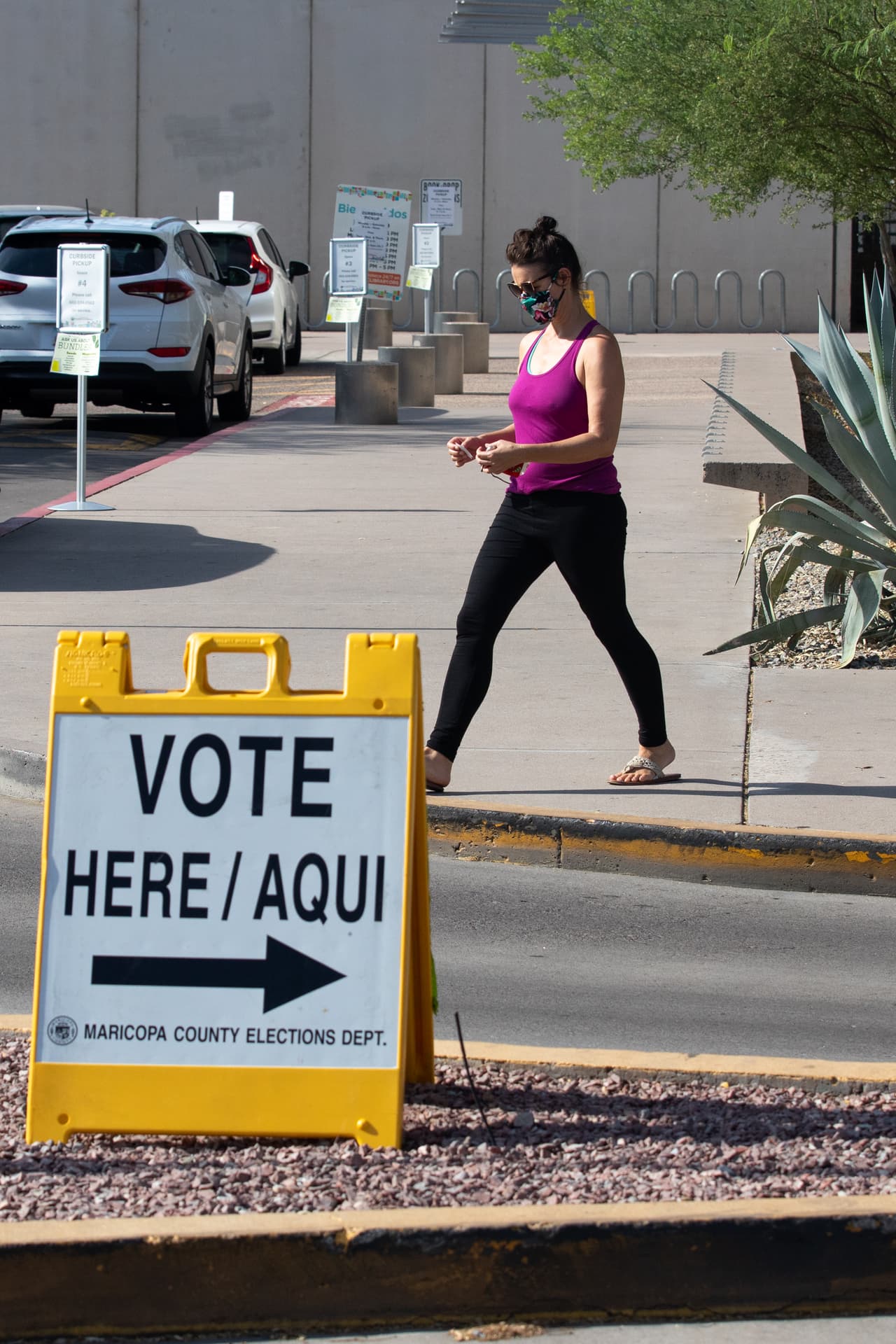 Mary Stephens sale de un centro de votación en la Libraria Central Burton Barr durante las elecciones primarias en Arizona que se celebran este 4 de agosto. Se dispusieron lugares de votación de gran capacidad para seguir el distanciamiento social.