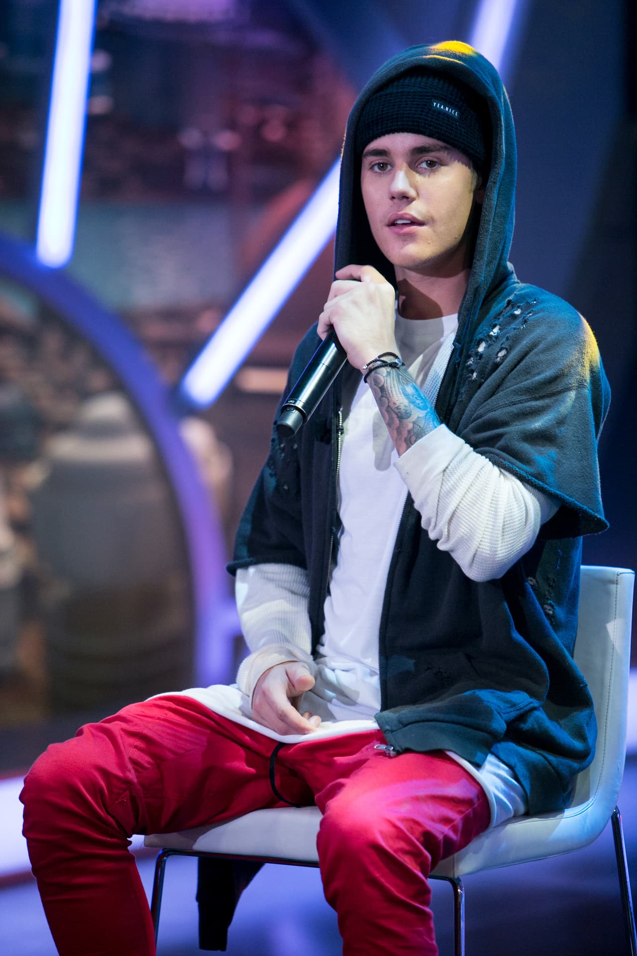 Y es que se supo que hace unos días Bieber aventó una silla en un restaurante de Cannes, Francia, con notable molestia.