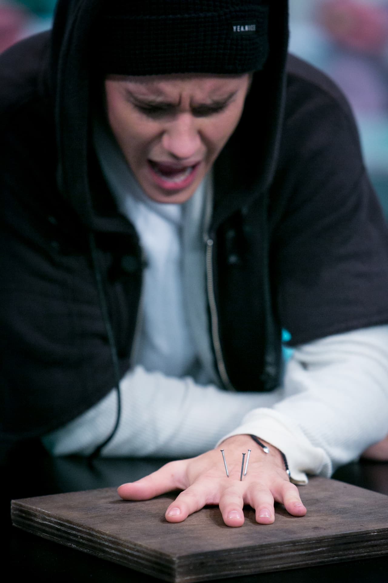 El video en el que aventó el mueble contra un amigo suyo, fue difundido por diversos medios de comunicación.