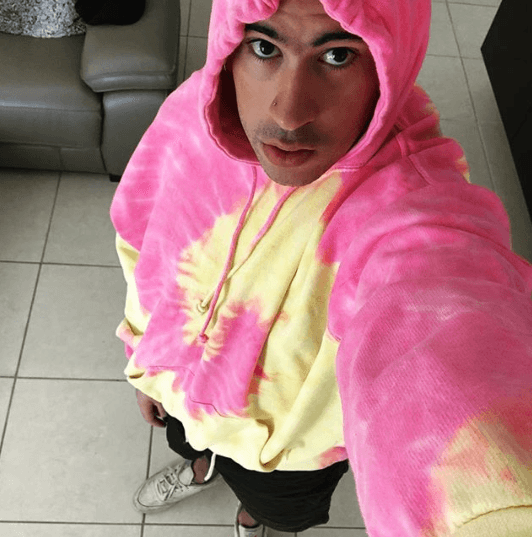 Benito Martínez, conocido a nivel mundial como 
<b><a href="https://www.univision.com/shows/premios-juventud/este-es-el-mensaje-que-bad-bunny-quiere-transmitir-con-sus-estrafalarios-atuendos-fotos">Bad Bunny</a></b>, convocó a los puertorriqueños a que se unan este lunes, a partir de las 5:00 de la tarde, en una marcha masiva para 
<b>exigir la renuncia Ricardo Rosselló</b>, gobernador de su país, Puerto Rico.