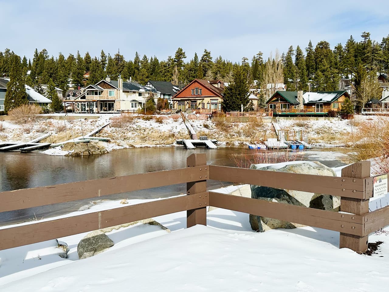 En Boulder Bay Park se puede navegar en kayak y canoa durante los meses más cálidos, pescar en los muelles, hacer un picnic frente al lago.