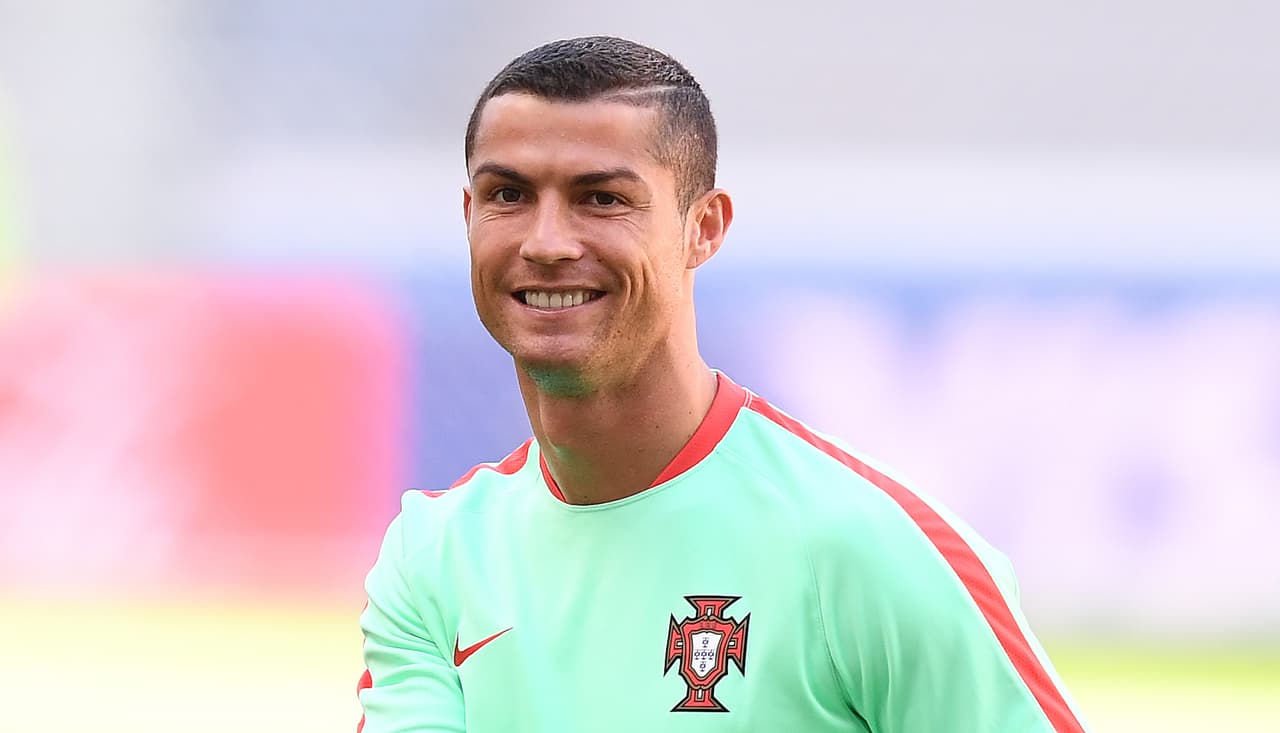 Uno de los famosos del fútbol intenacional que decidió convertirse en padre soltero es el talentoso Cristiano Ronaldo.