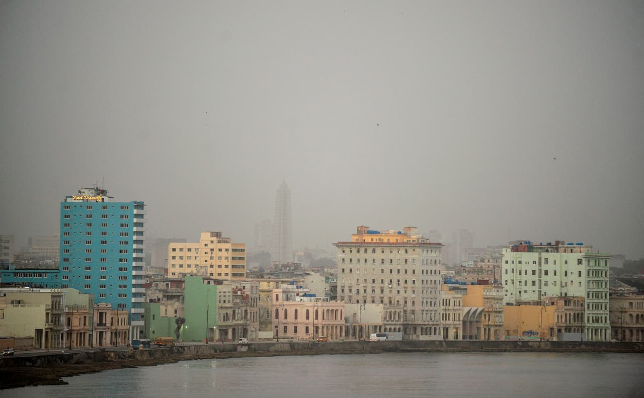 Generadas por tormentas de arena y polvo del Sahara, estas nubes viajan hacia esta parte del mundo empujadas por vientos, y son un fenómeno normal en esta época del año, pero esta vez la concentración de polvo está "muy por encima de los niveles normales", dice Rubiera.
<br>