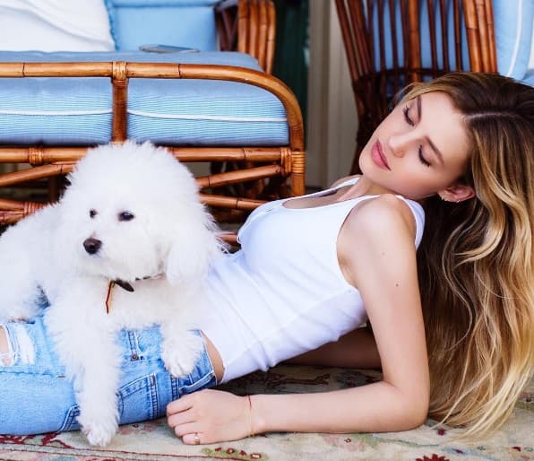 Tiene solamente 21 años, es originaria de Nueva York, e hija del multimillonario Nelson Peltz.