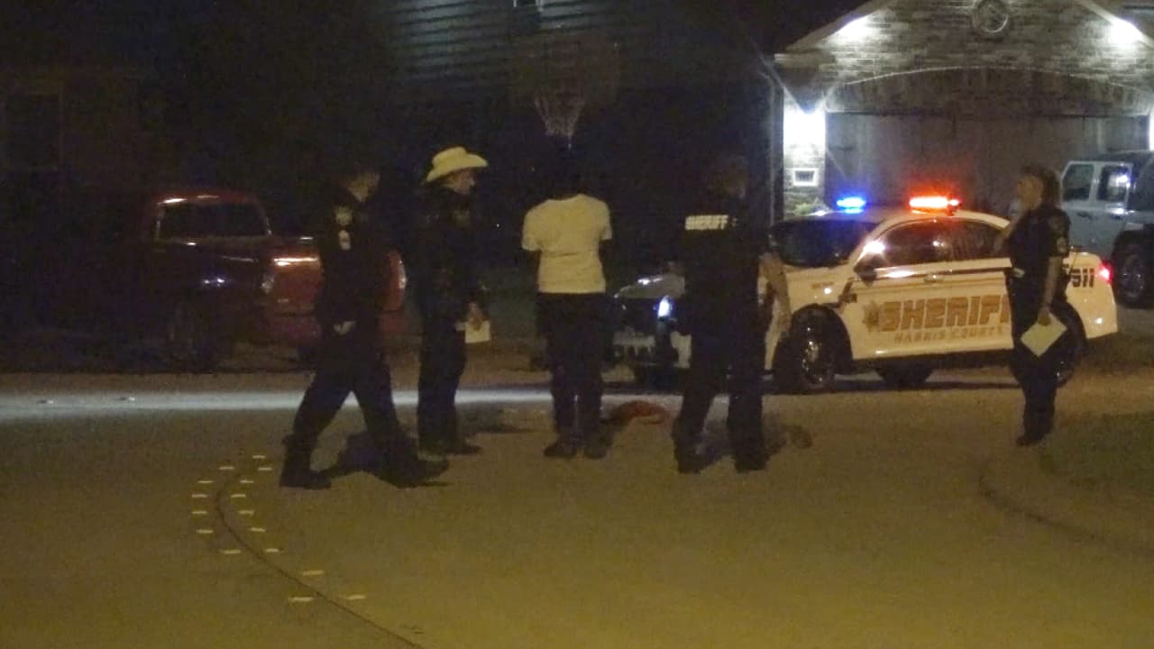 Muere baleado un padrastro tras discusión con dos hombres afuera de su casa en Crosby, Texas