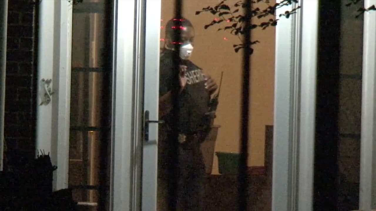 El portavoz de 
<a href="https://twitter.com/HCSOTexas/status/1255075065877725184" target="_blank">La oficina de sheriff del condado Harris</a> inidicó que en la casa viven la madre del menor, de 27 años y un hombre, de 77 años.