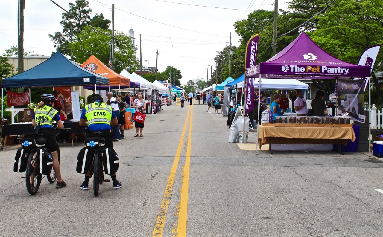 <b><a href="https://apexpeakfest.com/" target="_blank">41st Annual Apex PeakFest (7 de mayo)</a></b>: Durante más de treinta años, PeakFest ha reunido a las familias para un día de diversión, comida y compañerismo. El evento, que se conoce como un festival de artes y oficios, tiene raíces profundas dentro de la comunidad de Apex.