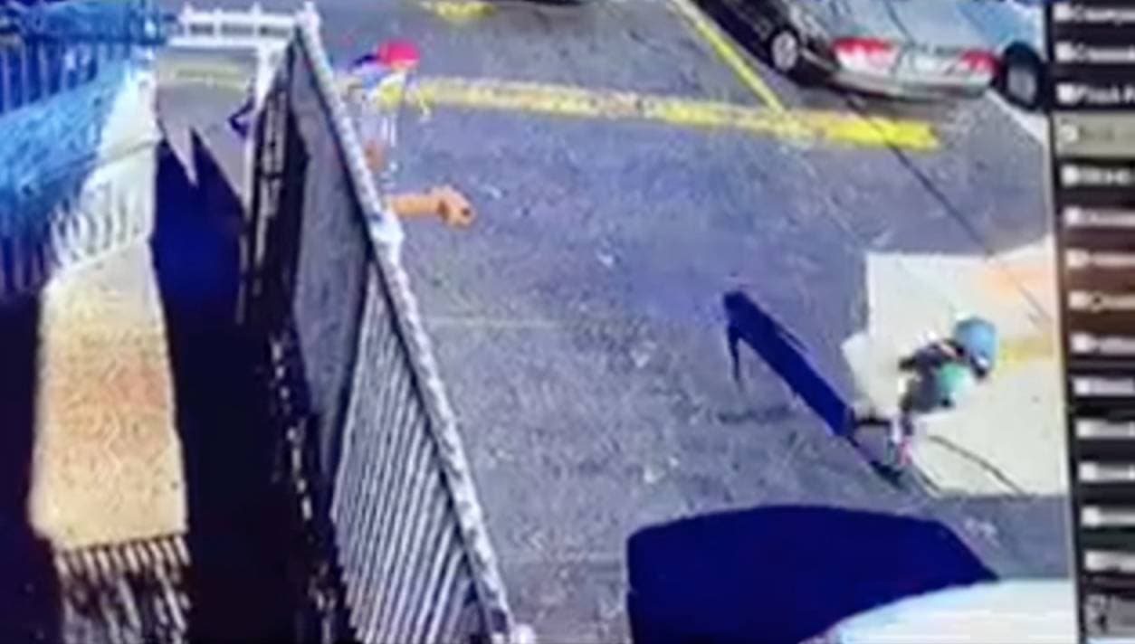 Cualquier información que pueda ayudar a localizar a los menores puede ser comunicada al teléfono (818) 374-1964.