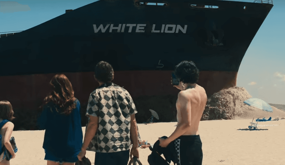 Barco que encalla en 'Dejar el mundo atrás'