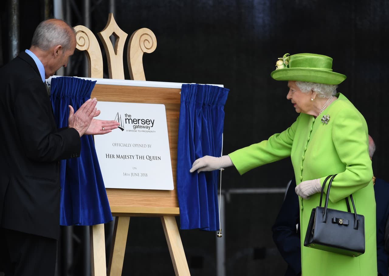 "Es un puente maravilloso", dijo Markle según la
<b><a href="https://www.telegraph.co.uk/news/2018/06/14/meghan-markle-joins-queen-first-royal-engagements-together-chester/">prensa británica,</a></b> que consignó las protestas contra el pago de peaje de 2 libras (2.67 dólares) que llegó con la nueva estructura que une a los pueblos de Widnes y Runcorn.