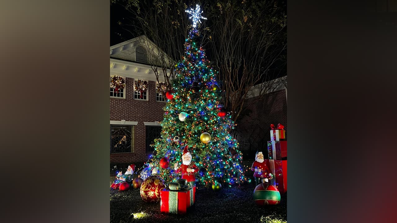 El alumbrado que puedes recorrer desde tu automóvil y es creado cada año por los vecinos del área de River Oaks.