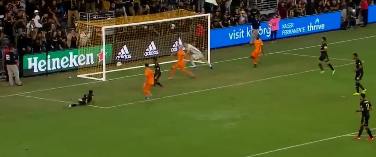 Diego Rossi al 70’ y Atuesta al 82’ cerraron el marcador final 3-1.