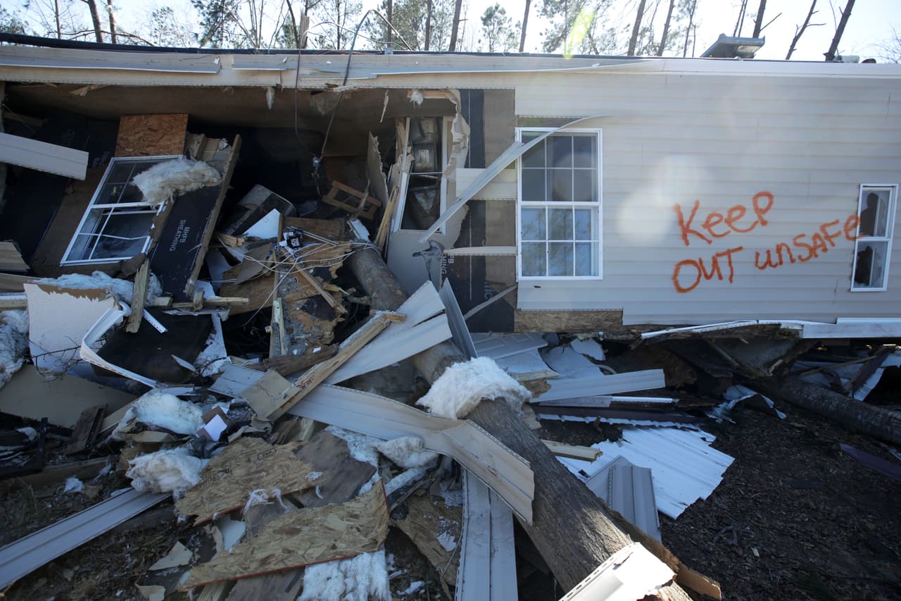 Si huele gas o sospecha que hay una fuga, cierre la válvula principal y salga de la casa inmediatamente. Notifique a la compañía de gas, la policía, el departamento de bomberos o la oficina del jefe de bomberos estatal y no encienda las luces ni fósforos (cerillos) y no fume ni haga nada que podría generar una chispa. No regrese a su casa hasta que las autoridades determinen que es seguro hacerlo.