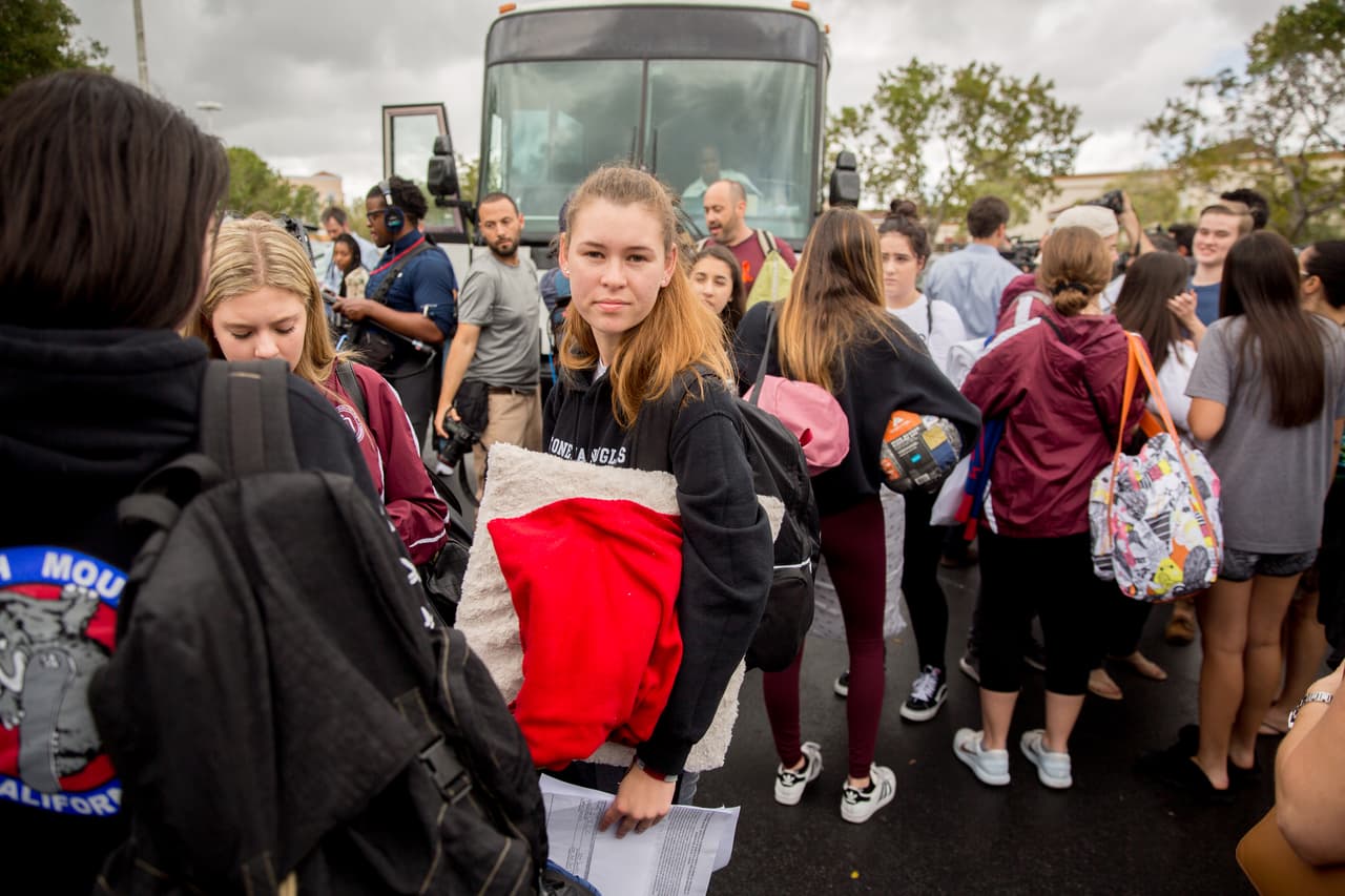 Cargados con mochilas y bolsas de dormir fueron llegando al lugar desde donde partieron en Parkland. Se unirán en Tallahassee con los estudiantes que estuvieron presentes cuando los legisladores de Florida
<a href="https://www.univision.com/miami/wltv/noticias/control-de-armas/camara-de-representantes-de-florida-vota-en-contra-de-una-mocion-para-prohibir-armas-con-estudiantes-de-douglas-presentes-en-el-capitolio"> rechazaron una moción para prohibir las armas de asalto el día de ayer.</a>