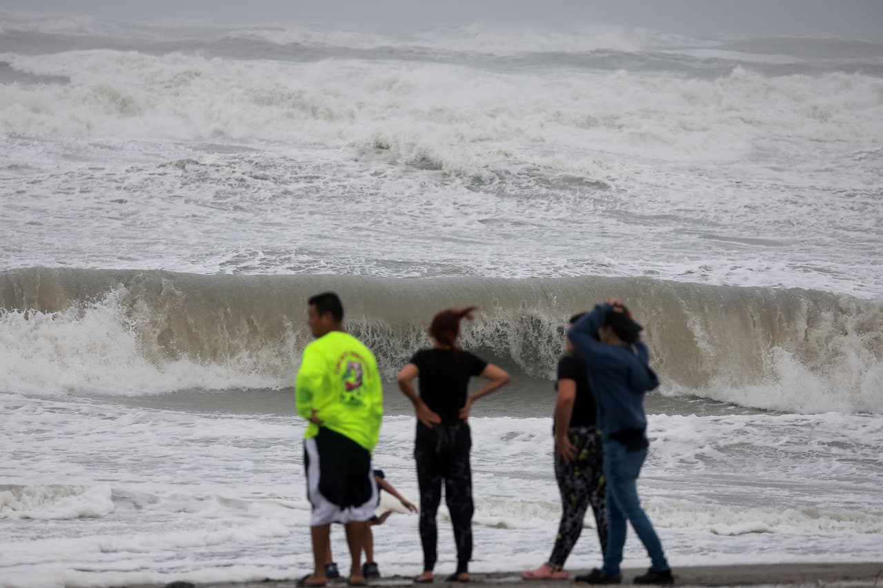 El raro
<a href="https://www.univision.com/noticias/meteorologia/se-preve-que-nicole-golpee-la-costa-este-de-florida-como-huracan">huracán de noviembre</a> ya había llevado a las autoridades a cerrar aeropuertos y parques temáticos, y a ordenar evacuaciones que incluían el club Mar-a-Lago del expresidente Donald Trump.