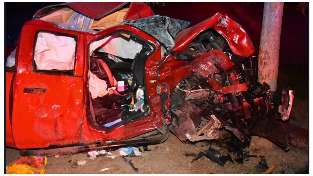 La camioneta en la que viajaban Maria “Coke” Tambunga y su nieta Emilia, de 7 años, tras el choque en Ozona.