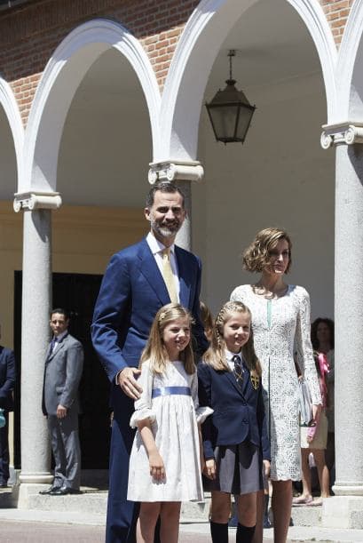 La familia posó para las fotos, La reina Sofía se mostró muy cariñosa con su nieta Leonor a la salida de la parroquia.