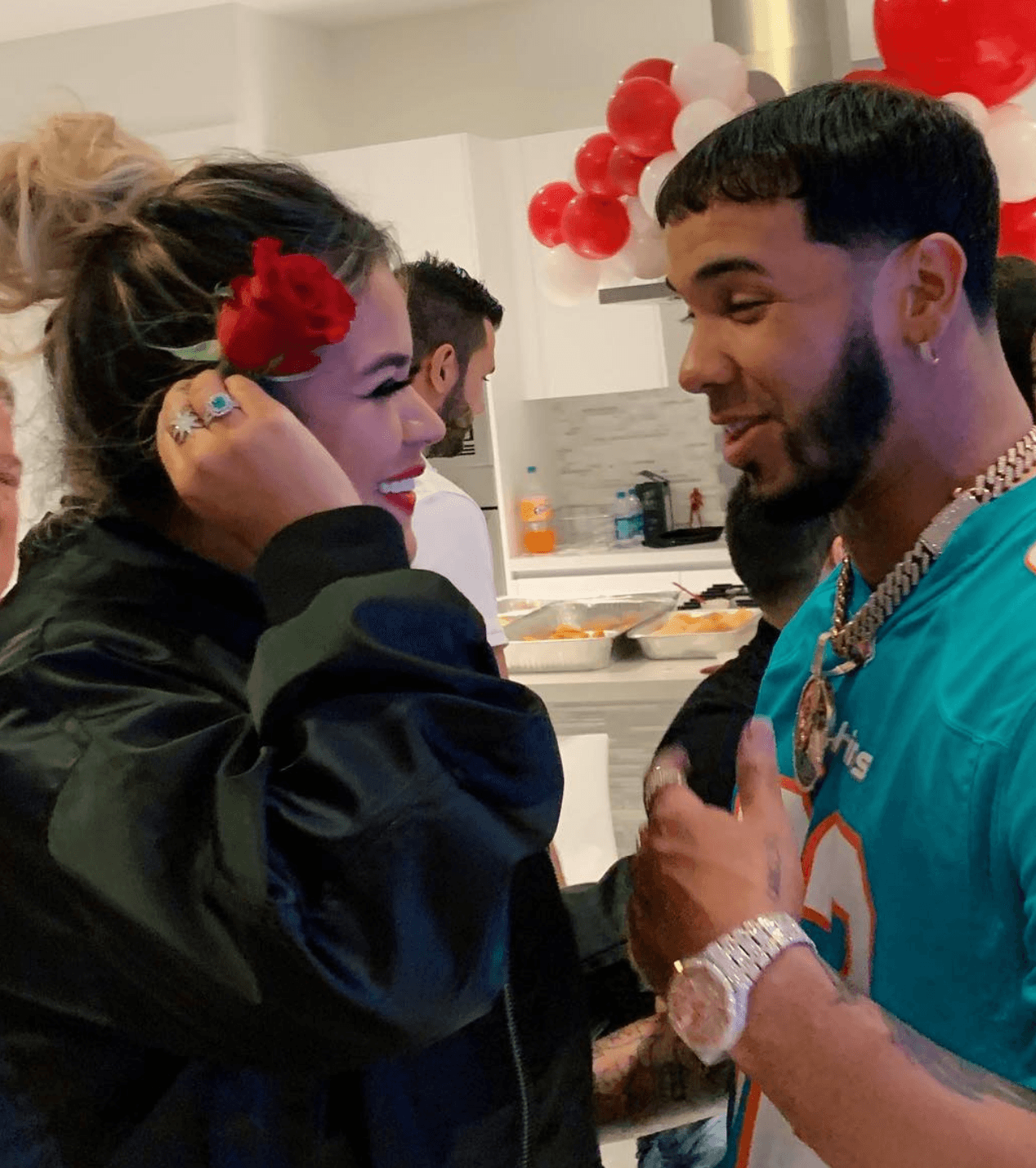 En el 2018, la ’Bichota’ sorprendió a más de uno al confirmar su romance con Anuel AA. El puertorriqueño y la colombiana habían generado todo tipo de rumores y a algunos no les gustaba la idea de un romance, teniendo en cuenta el pasado del reggaetonero.