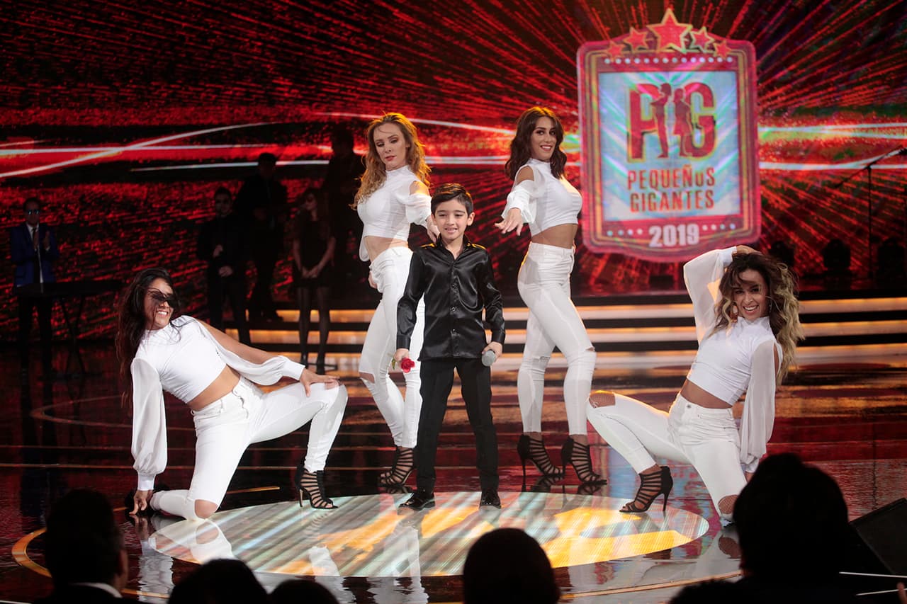 Estuvo acompañado de un grupo de bailarinas que apoyaron cada una de las líneas que interpretó.