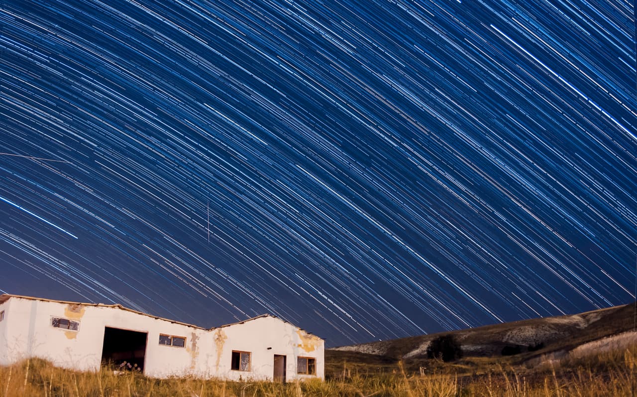 Otros son residuos del llamado polvo de cometas fuente de inspiración de poetas, pintores, artistas. En el caso de las Oriónidas el cometa Halley.