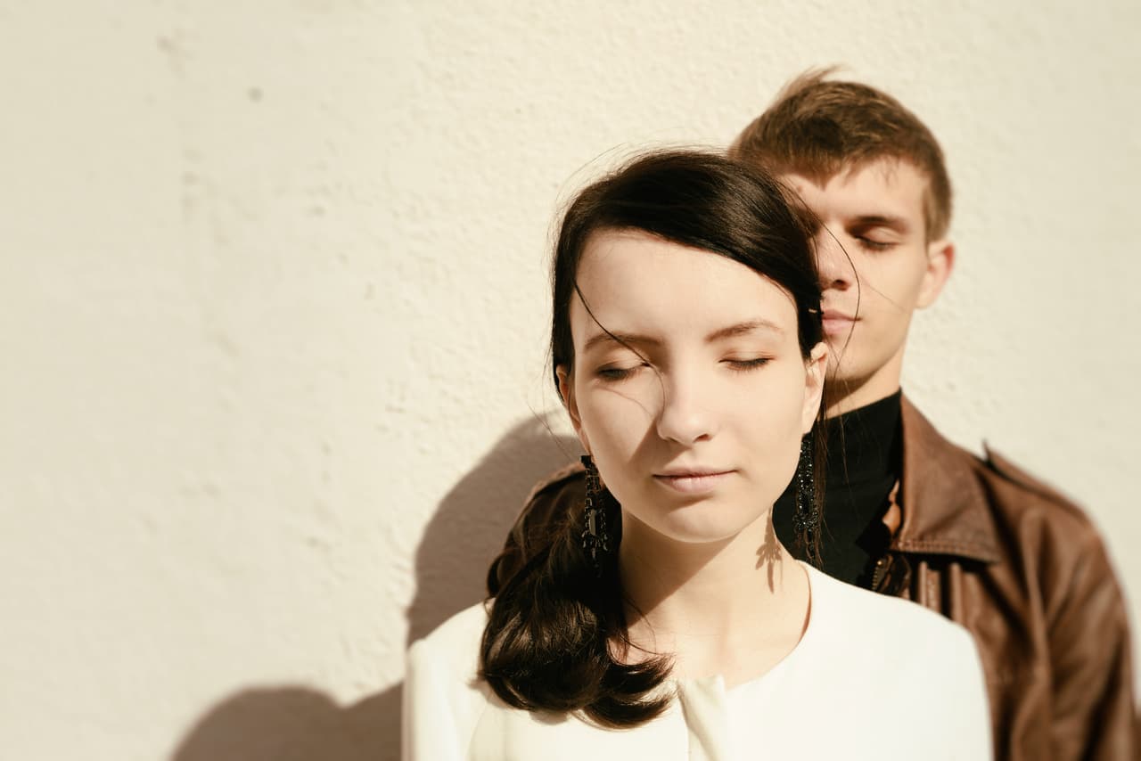 Quien vale la pena quedará a tu lado, quien no sirve se irá por sus propios pasos ¡no les detengas! Llegó tu momento de reflexionar, nunca es tarde para rectificar un error.