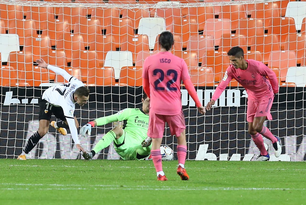 Real Madrid recibe una goliza por parte del Valencia durante la novena jornada de LaLiga. Karim Benzema abrió con gol para los 'Merengues', sin embargo Carlos Soler se luce haciendo un hat-trick y Rafael Varane se encarga de sumar un gol más para los 'ches', dejando el marcador 4-1.