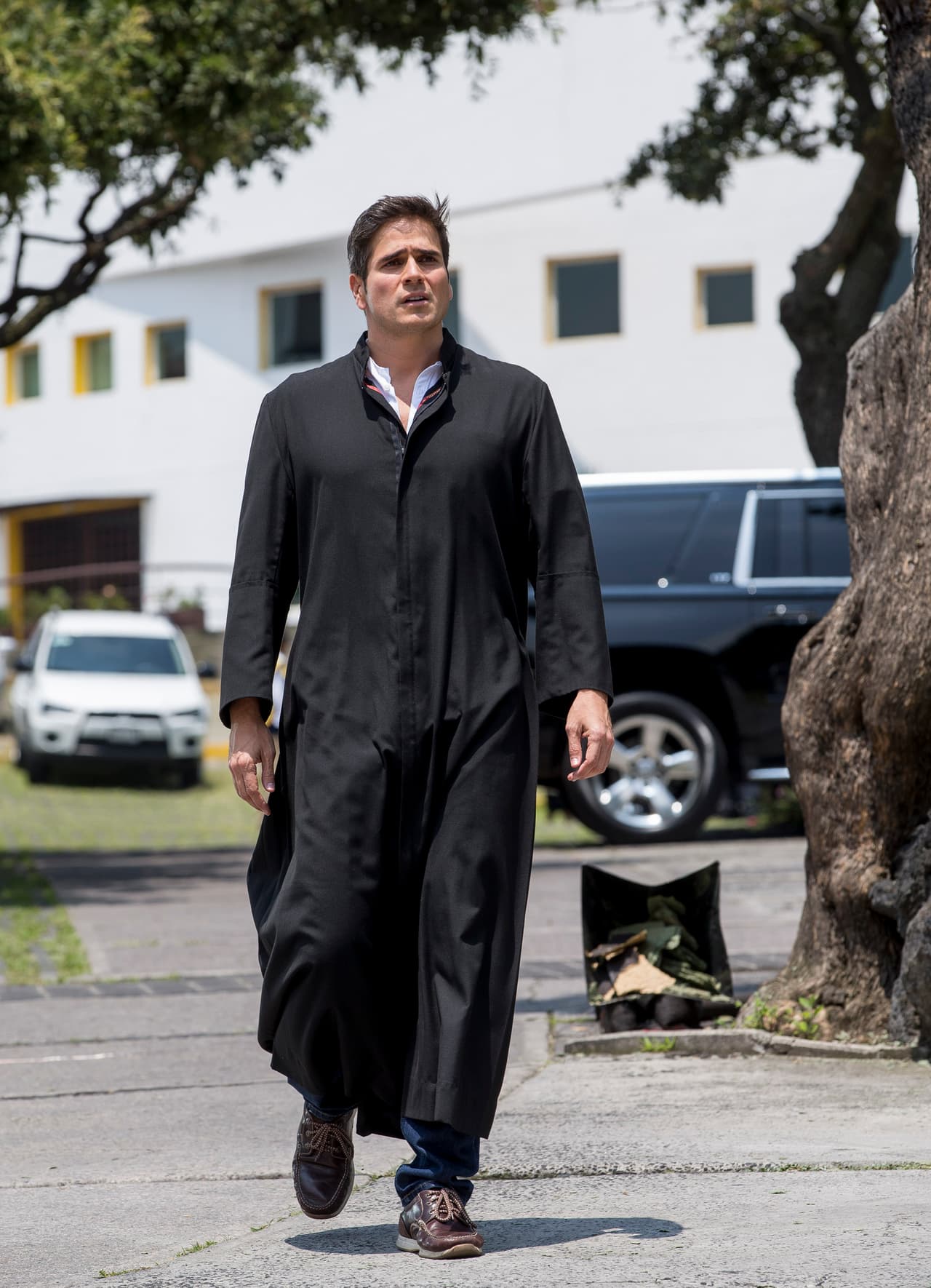 Pablo se bajó del automóvil para alcanzar a Cindy y tranquilizarla después de haber discutido con ella.