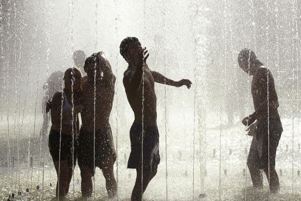 Además, aconsejó a la población que es 'fundamental recurrir a la consulta médica ante síntomas como fiebre alta, somnolencia, desvanecimiento o aceleración del pulso'.